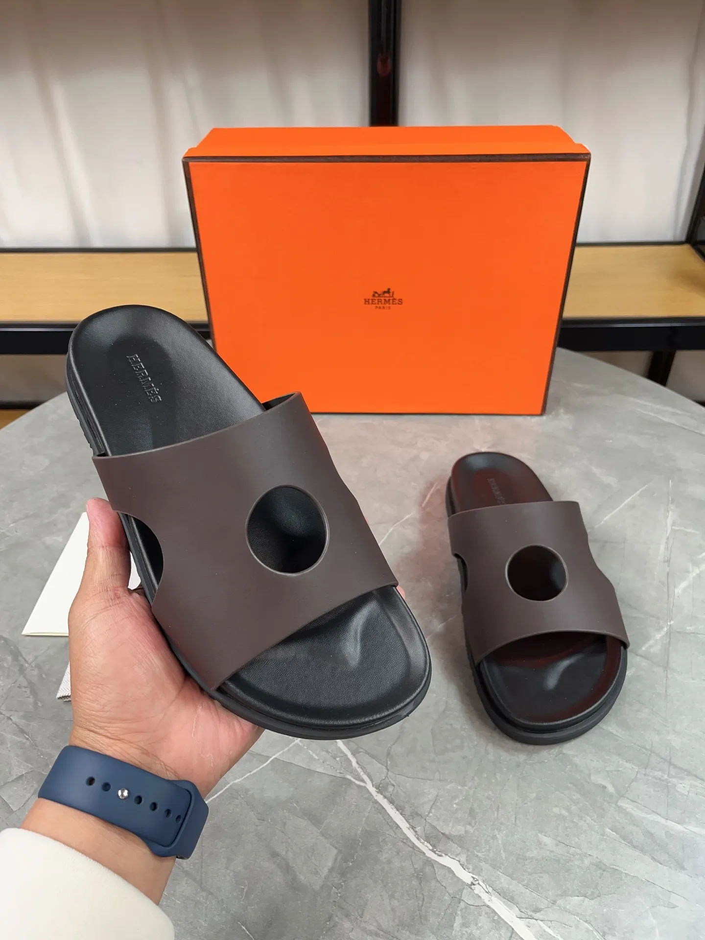 p400🐮🐮H family classic (couple style) Hermes Hermes spring and summer sandals series! Classic style, always popular slippers - sandals, great with any combination! ! ! Upper: imported PU inner lining: imported mixed sheepskin Outsole: Tpu non-slip and wear-resistant outsole Female size: 35-40 (customized at 41) Male size: 39-45 (customized at 39.45)
